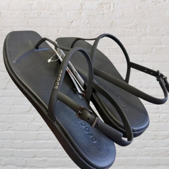 Size 10 CROCS Women's Sleek Black Sandals NWT - Picture 2 of 3
